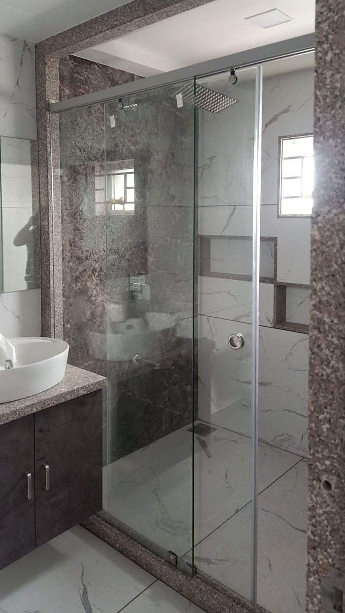 vách ngăn phòng tắm kính nhỏ giá rẻ