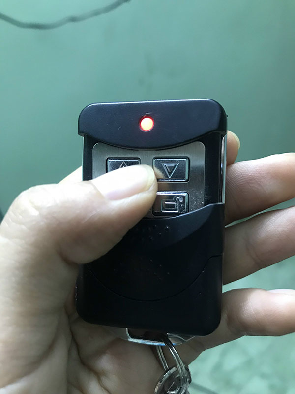 Xử lý cửa cuốn bị kẹt, cửa cuốn không mở được, bấm không lên